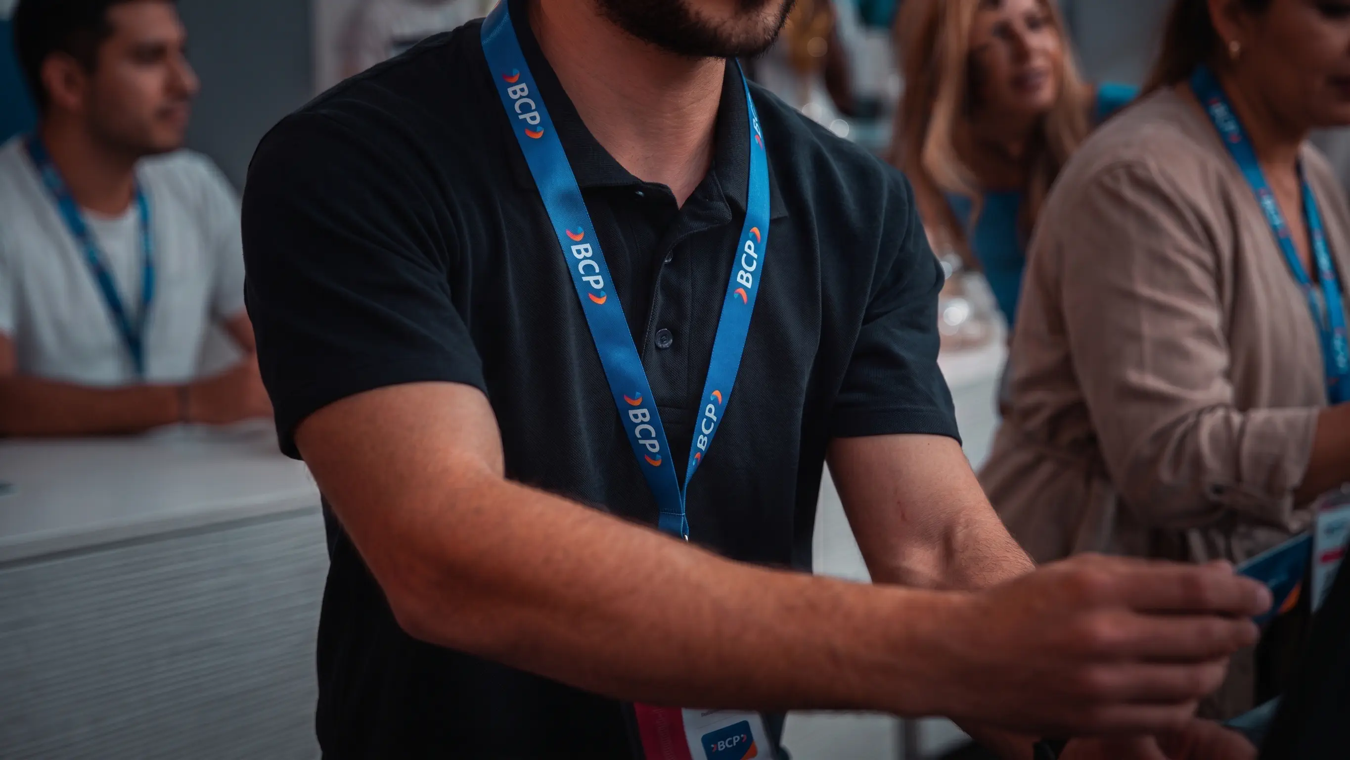 Conexión corporativa — lanyards y acreditaciones para eventos